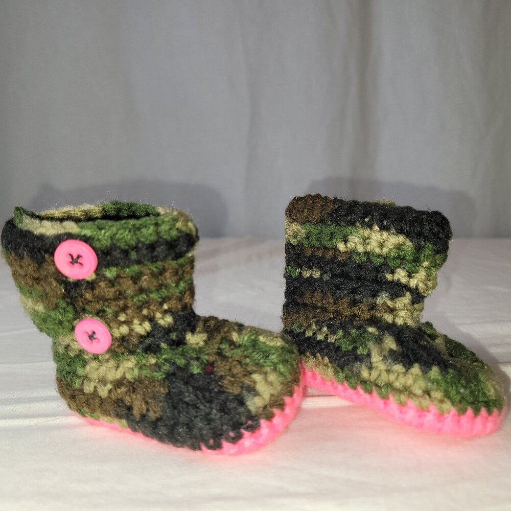 Crochet Shoes Handmade 0 - 6 Months Booties Camo / Pink button opening